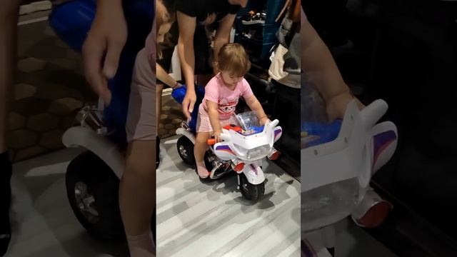 Подарили полицейский мотоцикл🔥 Ребёнок в восторге🤣 смотреть онлайн
