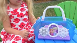 Рома и Диана Рома и Диана притворяются, что играют с игровым домиком