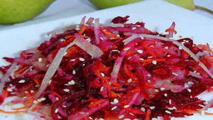 Свекольный салат с морковью и грушей