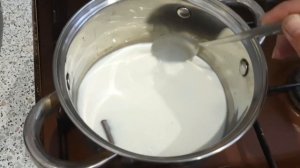 Ксю и Настя готовят молочные коктейли.