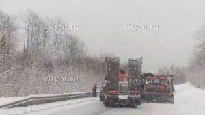 На трассе, ведущей в Шерегеш, к разбившимся внедорожникам добавились ещё автомобили