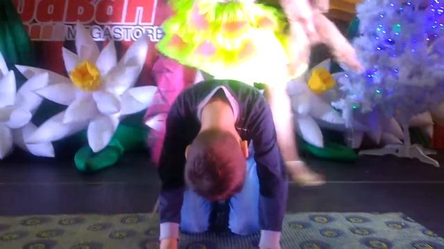 Клоун с дрессированной собачкой и дети в магазине  2017 L смотреть онлайн