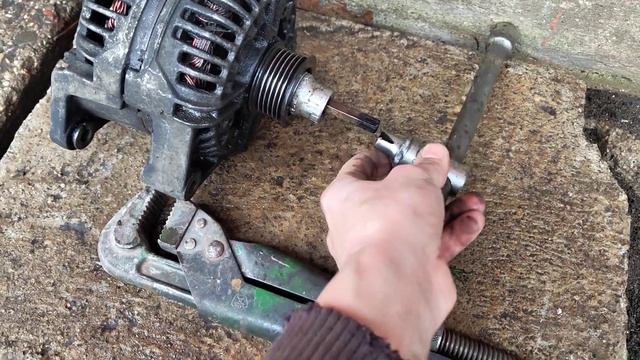как самому снять шкив с генератора