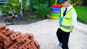 Влад и Никита Влад играет в полицейского и теряет свою машину