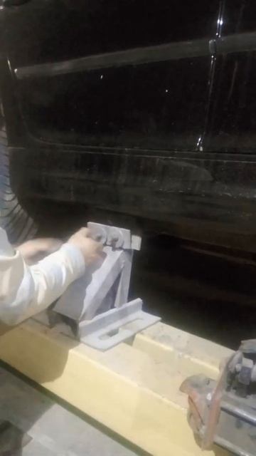 устанавливаем BMW на стапель с помощью переходников ад? смотреть онлайн