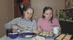 МУКБАНГ| ДОМАШНИЕ ПЕЛЬМЕНИ И ВАРЕНИКИ 🥟