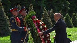 موسكو.. رئيس المجلس الرئاسي اليمني يضع إكليلا من الزهور عند ضريح الجندي المجهول