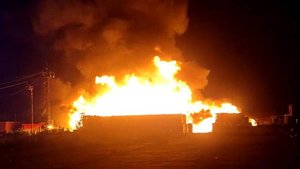 В Челябинске ликвидируют крупное возгорание на площади 800 кв. м