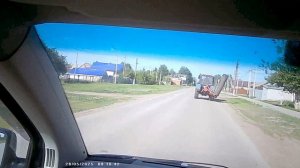 Утро в деревне. Подвязываем огурцы. Снято на очки.