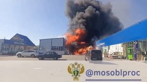 В Солнечногорске горит строительный рынок на площади более двух тысяч квадратов.
