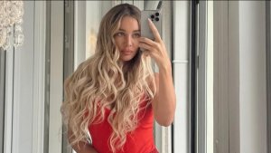 Анна Седокова снялась в откровенном мини-платье с глубоким декольте напоказ.