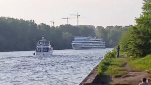 Теплоходы "Княжна Виктория" и "Георгий Жуков" на канале