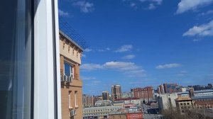 Boeing 737-500 UТair Сургут-Омск садится днём над центром горо?