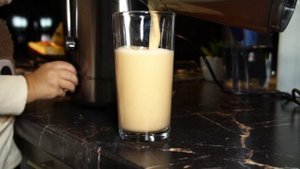 Маленький Давидка готовит свежий сок