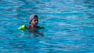 Купаюсь в бассейне😊🏊♂️