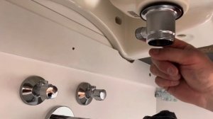 Установка раковины и подвесного шкафа в ванной комнат