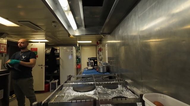 Работа судового повара и тревога 'Человек за бортом'! |