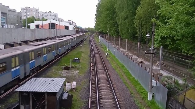 метро поезд 81/740 "русич" прибывает на станцию измайловская! смотреть онлайн