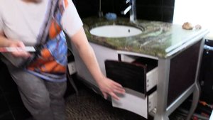 Преображаем ванную: перекраска тумбы своими руками