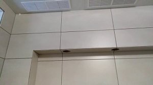 Закончил укладку плитки ванной комнаты.