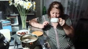 Привезла из сада, любимые цветы.