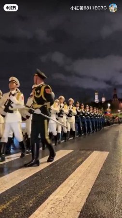 Китайские военные на фоне златоглавого Кремля