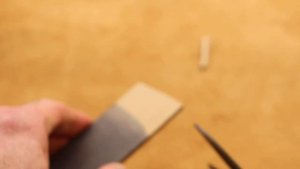 Ножницы для кожи - самые лучшие.