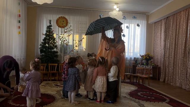 Свято осені ясельна група Гра Сонечко і дощик