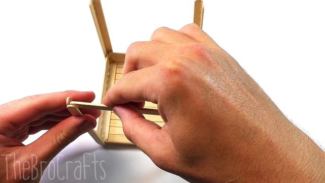 Как сделать кормушку для птиц из палочек для морожено? смотреть онлайн