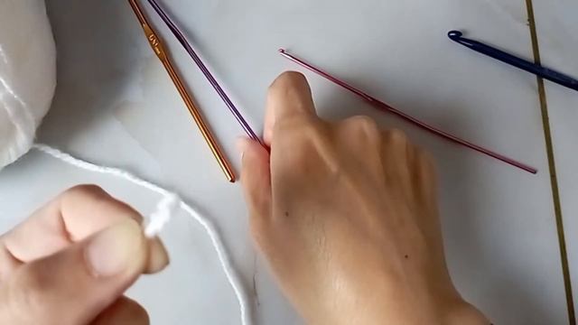 Урок 1.2 Крючок. Как подобрать крючок. Как держать правильно крючок и нить. смотреть онлайн