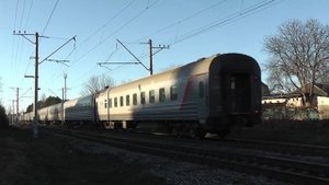 Синий ЭП1М-532 с пассажирским поездом Симферополь—Кисл