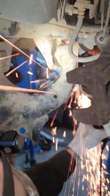 Резка закипевших болтов на Ниссан Патфайндер в Техцен смотреть онлайн