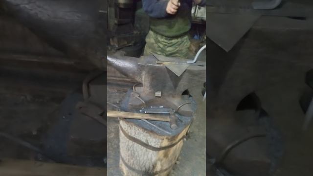 кованный топор рубит все подряд (powerful forged axe chops metal) смотреть онлайн