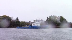 Буксир-толкач "Петрозаводск" следует вверх по Москва-р