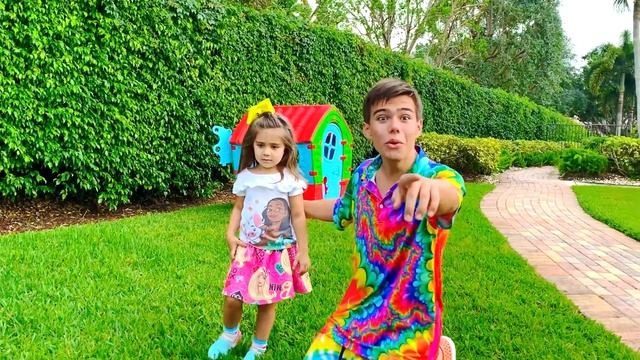 Настя и Артем делают сами платья из стаканчиков и бумаги