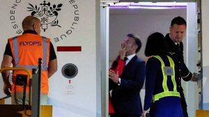 Расшифрованы слова жены Макрона после пощечины в самолете