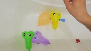 Развивающее видео Для детей Учим цвета Лопаем воздушные Шарики с водой Поем Песня Семья пальчиков