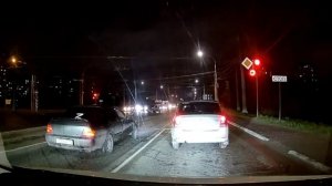 Выкидывает мусор на проезжую часть из левой авто