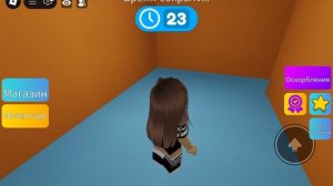 Играю в Мега Прятки в roblox, спряталась под батутом в детском саду!? 🤫