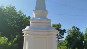 Белый обелиск. Памятник - обелиск белокаменный в Коньково (г. Москва)