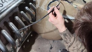 Лексус lx 570 дыра в бампере, ремонтируем и красим бампера и подножки.
Суперклей и сеточка