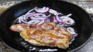 Свиная отбивная с помидором и моцареллой