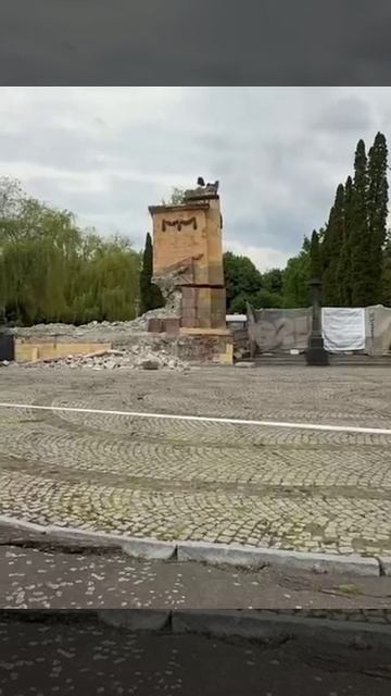 Львов.Демонтаж колонны на входе в мемориальный комплекс Холм Славы