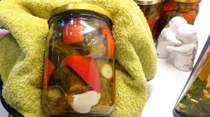 Маринад не варю. Сразу всё складываю в банку и получаю маринованные огурцы на зиму. Банки 500мл.