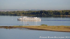 Пассажирский теплоход АЛЕКСАНДР НЕВСКИЙ ранним утром