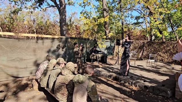 Олег Кожемяко вручил награду министру культуры и архивного дела Приморья.