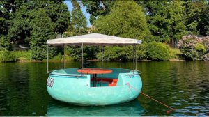 В Москве набирают популярность «бухлоходы» — круглые лодки с навесом, мотором и грилем.