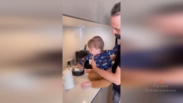 Как маленький сын Лизы Арзамасовой Лева делает маме к?