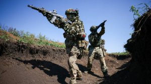 «Страну больше стал любить»: уличный художник пишет картины в зоне СВО