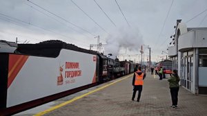 Прыбытие паровозов Эр739-99 и ФД20-1679 с ретропоездом «Поб?